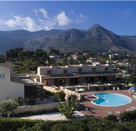 2 bedroom seaside apartments with shared pool, sleeps 4-5